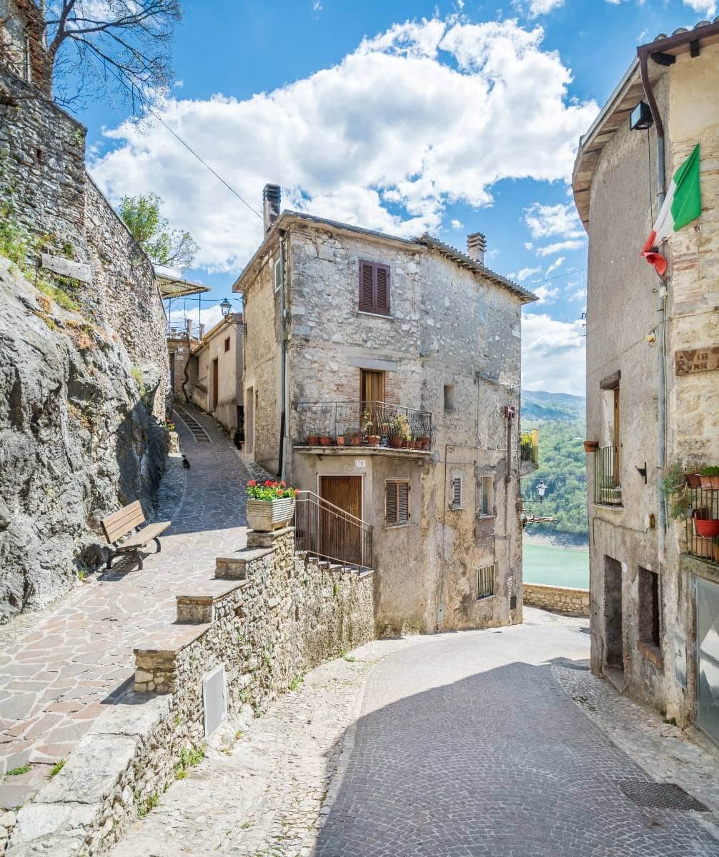 Castel di Tora — photo 3