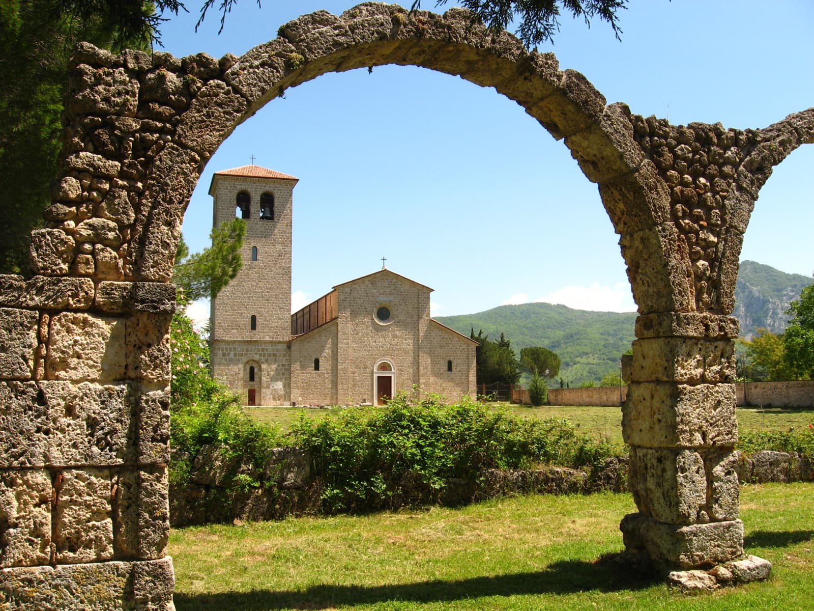 Castel San Vincenzo — photo 2